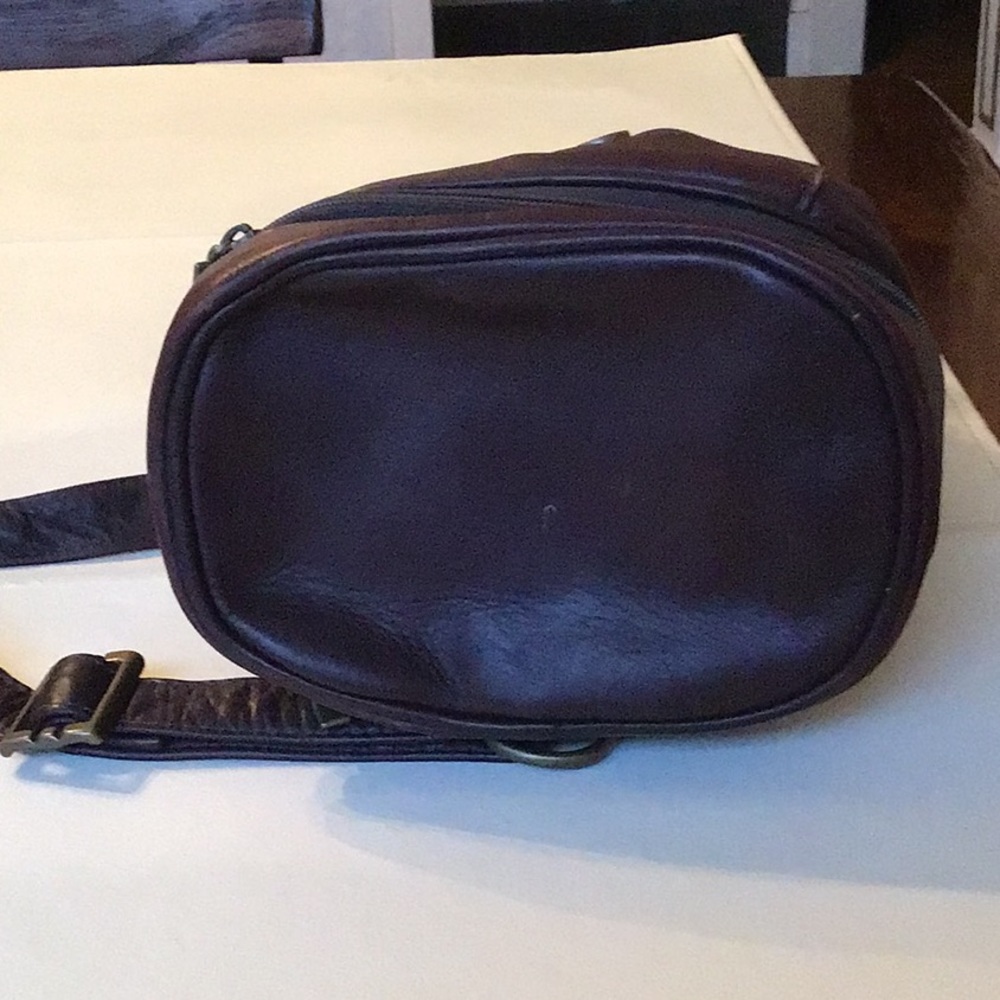 Wilson’s #Adventure Bound #sling bag - Picture 8 of 13